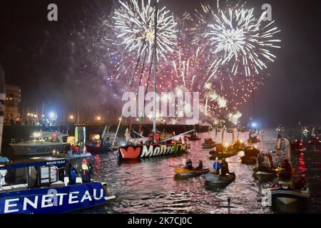 ©franck castel/MAXPPP - Vendee Globe Dalin à jamais Premier aux Sables... Bestaven Grand vainqueur... C'est l'heure du Grand final aux Sables d'Olonne Yannick Bestaven a gagne le Vendee Globe 2020 21 grace aux compensations liees au sauvetage de Kevin Escoffier Charlie Dalin a franchi la ligne d'Arrivée le Premier, En 80j 6h 15min et 47 secondesdepuis le 8 novembre dernie APIVIA Vendee Globe 2020 la seule course a la voile autour du monde en solitaire, sans escale. le 27 janvier 2021 - 2021/01/28. Arrivo della gara di vela Vendee Globe. Foto Stock