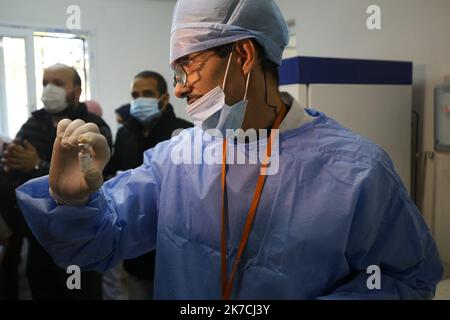 ©Billel Bensalem / APP/MAXPPP - le début du processus de vaccination contre le Coronavirus COVID-19 pour un homme dans une clinique de la ville de Blida, à environ 45 kilomètres au sud-ouest de la capitale algérienne, le 30 janvier 2021, la campagne de vaccination a commencé symboliquement au même endroit pour s'inscire le Premier nouveau cas de Coronavirus en 2020. Fin décembre, l'Algérie a annoncé avoir commandé 500 000 doses du vaccin Spoutnik V à la Fédération de Russie l'inizio del processo di vaccinazione contro il Coronavirus COVID-19 per un uomo in una clinica nella città di Blida, circa Foto Stock