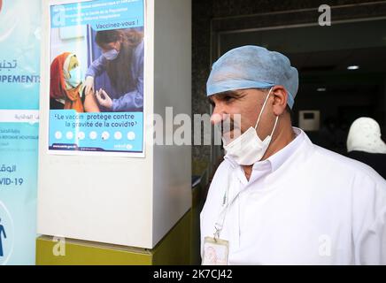 ©Billel Bensalem / APP/MAXPPP - le début du processus de vaccination contre le Coronavirus COVID-19 pour un homme dans une clinique de la ville de Blida, à environ 45 kilomètres au sud-ouest de la capitale algérienne, le 30 janvier 2021, la campagne de vaccination a commencé symboliquement au même endroit pour s'inscire le Premier nouveau cas de Coronavirus en 2020. Fin décembre, l'Algérie a annoncé avoir commandé 500 000 doses du vaccin Spoutnik V à la Fédération de Russie l'inizio del processo di vaccinazione contro il Coronavirus COVID-19 per un uomo in una clinica nella città di Blida, circa Foto Stock