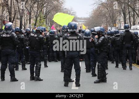 ©PHOTOPQR/LE PARISIEN/Frédéric DUGIT ; Paris ; 30/01/2021 ; Société / Politique Paris Xie, le 30 janvier 2021 manifestion des gilets jaunes en mouvement vers la Place de la république à Paris - Gilets Jaunes dimostrazione in Francia jan 30 2021 Foto Stock