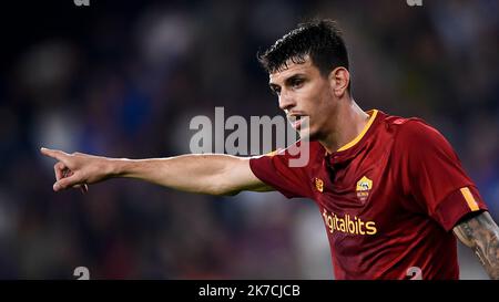 Genova, Italia. 17 ottobre 2022. Roger Ibanez di AS Roma gesta durante la Serie Una partita di calcio tra UC Sampdoria e AS Roma. Credit: Nicolò campo/Alamy Live News Foto Stock