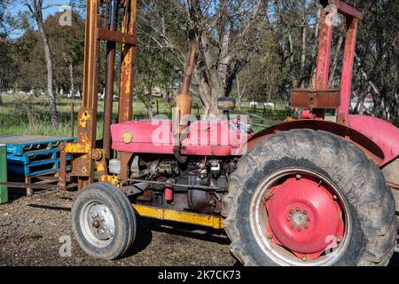 Trattore australiano macchine agricole su un vigneto a Orange, NSW centro-occidentale, Australia Foto Stock