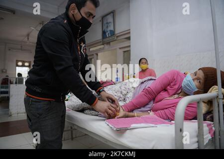 ©Abhisek Saha / le Pictorium/MAXPPP - Abhisek Saha / le Pictorium - 04/02/2021 - Inde / Tripura / Agartala - Les etudiants et les employes de l'Institut des sciences paramedicales de Tripura distributive des fruits aux patients atteints de cancer, Lors de la Journee mondiale du cancer, A l'hopital pour cancereux d'Agartala / 04/02/2021 - India / Tripura / Agartala - studenti e dipendenti dell'Istituto di Scienze paramediche di Tripura distribuiscono frutta ai malati di cancro durante la Giornata Mondiale del cancro all'Ospedale oncologico di Agartala Foto Stock