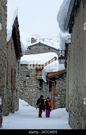 ©PHOTOPQR/LE PROGRES/Richard MOUILLAUD - Bonneval-sur-Arc 04/02/2021 - Bonneval-sur-Arc -Bonneval-sur-Arc est une commune francaise située dans le département de la Savoie, en région Auvergne-Rhône-Alpes. Photo la boite aux lettres au centre du village le village, situé au fond de la vallée de la Maurienne dans le parc National de la Vanoise, est l'un des 157 Villages qui adhèrent à l'Association les Plus beaux Villages de France chargée de promouvoir les arguments touristiques de petites communes rurales riches d'un patrimoine de qualité. Bonneval sur Arc, Francia, feb 4th 2021 - Sci stati Foto Stock