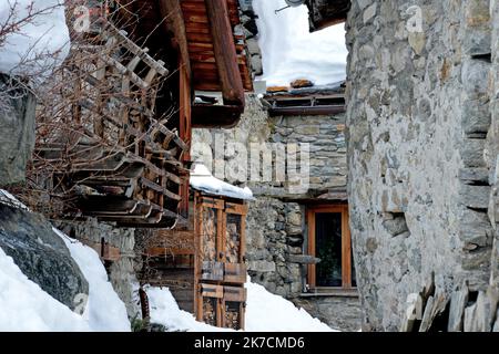 ©PHOTOPQR/LE PROGRES/Richard MOUILLAUD - Bonneval-sur-Arc 04/02/2021 - Bonneval-sur-Arc -Bonneval-sur-Arc est une commune francaise située dans le département de la Savoie, en région Auvergne-Rhône-Alpes. Le village, situé au fond de la vallée de la Maurienne dans le parc National de la Vanoise, est l'un des 157 villages qui adhèrent à l'Association les Plus beaux Villages de France chargée de promouvoir les arguments touristiques de petites communes rurales riches d'un patrimoine de qualité. Bonneval sur Arc, Francia, 4th 2021 febbraio - Stazione sciistica durante la pandemia del covid-19 in Francia come lo sci Foto Stock