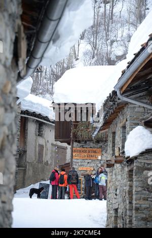 ©PHOTOPQR/LE PROGRES/Richard MOUILLAUD - Bonneval-sur-Arc 04/02/2021 - Bonneval-sur-Arc -Bonneval-sur-Arc est une commune francaise située dans le département de la Savoie, en région Auvergne-Rhône-Alpes. Le village, situé au fond de la vallée de la Maurienne dans le parc National de la Vanoise, est l'un des 157 villages qui adhèrent à l'Association les Plus beaux Villages de France chargée de promouvoir les arguments touristiques de petites communes rurales riches d'un patrimoine de qualité. Bonneval sur Arc, Francia, 4th 2021 febbraio - Stazione sciistica durante la pandemia del covid-19 in Francia come lo sci Foto Stock