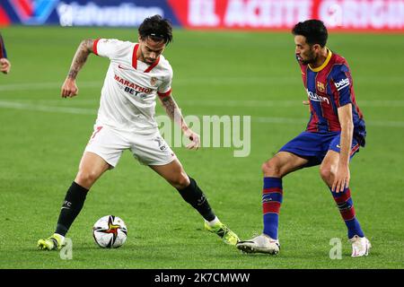 ©Laurent Lairys/MAXPPP - Sergio Busquets del FC Barcelone e Suso del FC Siviglia durante la Coppa di Spagna, Copa del Rey, semifinale, partita di calcio a 1st gambe tra il FC Sevilla e il FC Barcelona il 10 febbraio 2021 allo stadio Sanchez Pizjuan di Siviglia, Spagna - Foto Laurent Lairys / MAXPPP Foto Stock