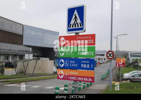 ©PHOTOPQR/OUEST FRANCE/QUEMENER YVES-MARIE ; Brest ; 12/02/2021 ; Vues extérieures de la cavale Blanche. Le CHRU de Brest aurait décidé de suspendre la vaccination du personnel soignant avec le vaccin Astra-Zeneca contre le covid-19. à la suite des premières injection, des personnes vaccinées ont constaté des effets secondaires importants. L’Agence du médicament indique que « ces effets indésirables sont connus et décrits avec les vaccins ». FOTO YVES-MARIE QUEMENER / OUEST-FRANCE - 2021/02/12. L'ospedale bretone ha deciso, secondo quanto riferito, di sospendere la vaccinazione degli operatori sanitari con l'A Foto Stock