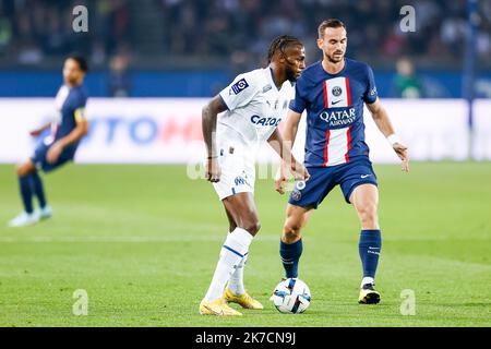 Parigi, Francia. 16th Ott 2022. PARIGI, FRANCIA - 16 OTTOBRE: Nuno Tavares di Marsiglia (L) controlla la palla durante la partita Ligue 1 tra Parigi Saint-Germain e Olympique Marsiglia al Parc des Princes il 16 ottobre 2022 a Parigi, Francia. (Foto di Antonio Borga/Eurasia Sport Images/Getty Images) (Eurasia Sport Images/SPP) Credit: SPP Sport Press Photo. /Alamy Live News Foto Stock