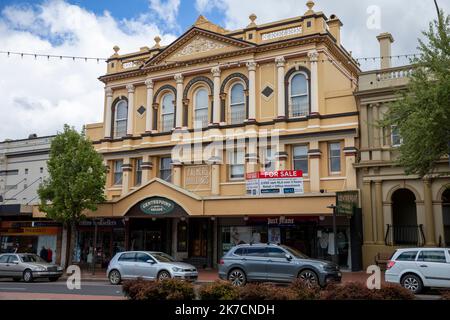 Orange centro città, edifici storici Palmers costruito nel 1876 su strada estiva a Orange, CBD alloggio centro commerciale punto, regionale NSW, Australia Foto Stock