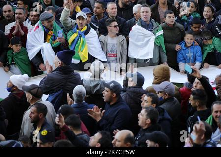 ©Billel Bensalem / APP/MAXPPP - Les manifestants portent des drapeaux alors qu'ils se assemblent dans la ville de Kherrata, marquant le deuxième anniversaire du début d'un mouvement de protestation de masse dans ce Pays pour exiger un changement politique, Algérie férier 16 febbraio 16 2021 Demo in Algeria Foto Stock