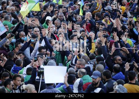 ©Billel Bensalem / APP/MAXPPP - Les manifestants portent des drapeaux alors qu'ils se assemblent dans la ville de Kherrata, marquant le deuxième anniversaire du début d'un mouvement de protestation de masse dans ce Pays pour exiger un changement politique, Algérie férier 16 febbraio 16 2021 Demo in Algeria Foto Stock