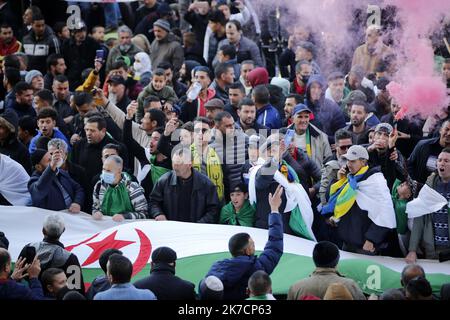 ©Billel Bensalem / APP/MAXPPP - Les manifestants portent des drapeaux alors qu'ils se assemblent dans la ville de Kherrata, marquant le deuxième anniversaire du début d'un mouvement de protestation de masse dans ce Pays pour exiger un changement politique, Algérie férier 16 febbraio 16 2021 Demo in Algeria Foto Stock