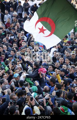 ©Billel Bensalem / APP/MAXPPP - Les manifestants portent des drapeaux alors qu'ils se assemblent dans la ville de Kherrata, marquant le deuxième anniversaire du début d'un mouvement de protestation de masse dans ce Pays pour exiger un changement politique, Algérie férier 16 febbraio 16 2021 Demo in Algeria Foto Stock