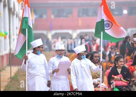 ©Abhisek Saha / le Pictorium/MAXPPP - Abhisek Saha / le Pictorium - 23/01/2021 - Inde / Tripura / Agartala - Des ecoliers habilles a l'effigie du combattant indien Netaji Subhash Chandra Bose lors d'un evenement marquaire l'anniversario de Agnartala de Bose. / 23/01/2021 - India / Tripura / Agartala - Scuola bambini vestiti a somiglianza del combattente indiano per la libertà Netaji Subhash Chandra Bose durante un evento che segna la nascita di Bose ad Agartala. Foto Stock