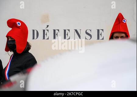 ©Julien Mattia / le Pictorium/MAXPPP - Julien Mattia / le Pictorium - 17/02/2021 - Francia / Ile-de-France / Parigi - action flash des Mariannes de la Manif pour Tous devant l'Assemblee Nationale contre la PMA sans Pere, le 18 Fevrier 2021 / 17/02/2021 - Francia / Ile-de-France (regione) / Parigi - azione lampo delle Mariannes de la Manif pour Tous di fronte all'Assemblea Nazionale contro il PMA senza Padre, 18 febbraio 2021 Foto Stock