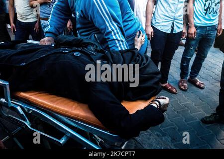 ©Michael Bunel / le Pictorium/MAXPPP - Michael Bunel / le Pictorium - 14/05/2018 - - un femme manifestante palestinien blessee est envoyee a l'hopital apres avoir ete blesse a la suite d'une intervention des Forces de securite israeliennes lors d'une organisée a l'occasione du 70eme Nakanba, de la exclemaire Egalement connue sous le nom de Day della catastrofe deplacer l'ambasciata americaine de Tel Aviv a Gerusalemme. 14 maggio 2018. Malaka. Bande de Gaza. Palestina. / 14/05/2018 - - una donna palestinese infortunata dimostratrice è inviata in ospedale dopo essere stata ferita a seguito di un interv Foto Stock