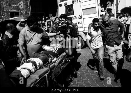 ©Michael Bunel / le Pictorium/MAXPPP - Michael Bunel / le Pictorium - 14/05/2018 - - un palestinien blesse est envoye a l'hopital apres avoir ete blesse a la suite d'une intervention des Forces de securite israeliennes lors d'une organisee a l'occasione du 70eme anniversario della manifestazione de la Nakba Egalement connue sous le nom de Day della catastrofe deplacer l'ambasciata americaine de Tel Aviv a Gerusalemme. 14 maggio 2018. Malaka. Bande de Gaza. Palestina. / 14/05/2018 - - un dimostratore palestinese ferito viene inviato in ospedale dopo essere stato ferito a seguito di un intervento di Israele Foto Stock