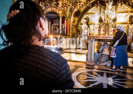 ©Michael Bunel / le Pictorium/MAXPPP - Michael Bunel / le Pictorium - 09/05/2018 - Israele / Gerusalemme / Gerusalemme - Des pelerins se prosterne dans la chapelle du Calvaire qui corrispondono a la douzieme station du chemin de Jesus. Saint-Sepolcre. Le Saint-Sepolcre est selon la tradition chretienne, le tombeau du Christ, c'est-a-dir le sepolcre ou le Corps de Jesus de Nazareth aurait ete depose au soir de sa mort sur la Croix. 09 maggio 2018. Gerusalemme. Israele / 09/05/2018 - Israele / Gerusalemme / Gerusalemme - i pellegrini si prostrano nella Cappella del Calvario, che corrisponde alla dodicesima stazione Foto Stock