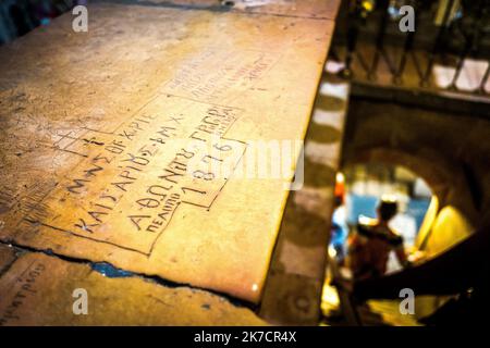 ©Michael Bunel / le Pictorium/MAXPPP - Michael Bunel / le Pictorium - 09/05/2018 - Israele / Gerusalemme / Gerusalemme - devia le iscrizioni taillees dans la pierre des marche de l'Eglise du Saint-Sepolcre. Le Saint-Sepolcre est selon la tradition chretienne, le tombeau du Christ, c'est-a-dir le sepolcre ou le Corps de Jesus de Nazareth aurait ete depose au soir de sa mort sur la Croix. 09 maggio 2018. Gerusalemme. Israele / 09/05/2018 - Israele / Gerusalemme / Gerusalemme - varie iscrizioni scolpite nella pietra dei gradini della Chiesa del Santo Sepolcro. Il Santo Sepolcro è secondo Christi Foto Stock