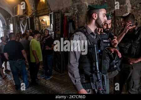 ©Michael Bunel / le Pictorium/MAXPPP - Michael Bunel / le Pictorium - 19/05/2018 - Israele / Gerusalemme / Gerusalemme - Des Forces de securite israelienne surveille sans interventir une altercation entre commercants musulmans et chretiens. Le tensioni sont nombreuses surtout en periode de fete et le vendredi. 19 maggio 2018. Gerusalemme. israele. Palestina. / 19/05/2018 - Israele / Gerusalemme / Gerusalemme - le forze di sicurezza israeliane controllano, senza intervenire, un'alterazione tra mercanti musulmani e cristiani. Le tensioni sono numerose, soprattutto durante le festività e il venerdì. 19 maggio 2018. Jeru Foto Stock