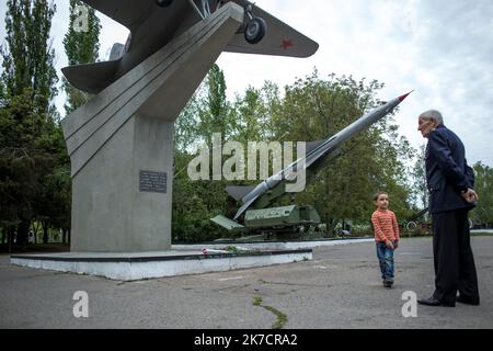 ©Michael Bunel / le Pictorium/MAXPPP - Michael Bunel / le Pictorium - 09/05/2014 - Ucraina / Donbass / Odessa - un Grand pere et son petit fils visitent un Memorial de la guerre le jour de la commemoration du 69eme anniversaire de la victoire de 1945 sur l'Allemagne Nazie. Apres la Revolution de l'Euromaidan a l'hiver 2013 a Kyiv, puis l'annexion de la Crimee en Mars par la Russie, c'est au tour de l'Oblast du Donbass dans l'est de l'Ukraine de sombrer dans un caos opposant le Nouveau gouvernement de Kyiv et les separatistes pro-russes. 9 maggio 2014. Odessa. Ucraina. / 09/05/2014 - Ucraina / D Foto Stock