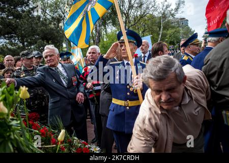 ©Michael Bunel / le Pictorium/MAXPPP - Michael Bunel / le Pictorium - 09/05/2014 - Ucraina / Donbass / Odessa - Plusieurs centaines de personnes, anonymoes, militaires et officiels viennent de recueillir et deposer des fleurs devant le Monument aux morts pour la commemoration du 69eme anniversaire de la victoire de 1945 sur l'Allemagne Nazie. Apres la Revolution de l'Euromaidan a l'hiver 2013 a Kyiv, puis l'annexion de la Crimee en Mars par la Russie, c'est au tour de l'Oblast du Donbass dans l'est de l'Ukraine de sombrer dans un caos opposant le Nouveau gouvernement de Kyiv et les separatiste Foto Stock