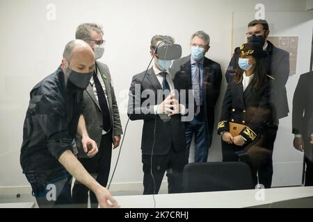 ©Thomas Padilla/MAXPPP - 19/02/2021 ; Versailles, FRANCIA ; DANS LE CADRE DE LA STRATEGIE DE DEVELOPPEMENT DE LA MOBILITE ROUTIERE AUTOMATISEE, LE MINISTRE DELEGUE CHARGE DES TRANSPORTS, JEAN BAPTISTE DJEBBARI VISITE LE MOBILAB, OU SONT IMPLANTES L' EQUIPE SYSTEMES DE TRANSPORT AUTONOME DU GROUPE TRANSDEV, ET L' ECOQUERM POUR LA TRANSIZIONE. Nell'ambito della struttura per lo sviluppo della mobilità stradale automatizzata, il ministro delegato responsabile dei trasporti visita Mobilab, dove è istituito il team dei sistemi di trasporto autonomi del gruppo Transdev, e l'istituzione Foto Stock