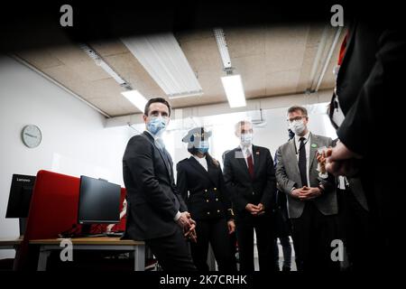 ©Thomas Padilla/MAXPPP - 19/02/2021 ; Versailles, FRANCIA ; DANS LE CADRE DE LA STRATEGIE DE DEVELOPPEMENT DE LA MOBILITE ROUTIERE AUTOMATISEE, LE MINISTRE DELEGUE CHARGE DES TRANSPORTS, JEAN BAPTISTE DJEBBARI VISITE LE MOBILAB, OU SONT IMPLANTES L' EQUIPE SYSTEMES DE TRANSPORT AUTONOME DU GROUPE TRANSDEV, ET L' ECOQUERM POUR LA TRANSIZIONE. Nell'ambito della struttura per lo sviluppo della mobilità stradale automatizzata, il ministro delegato responsabile dei trasporti visita Mobilab, dove è istituito il team dei sistemi di trasporto autonomi del gruppo Transdev, e l'istituzione Foto Stock