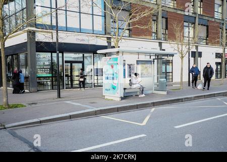 ©Sadak Souici / le Pictorium/MAXPPP - Sadak Souici / le Pictorium - 17/02/2021 - Francia / Yvelines / Trappes - l'arret de Bus du marche des Merisiers dans la ville de Trappes. / 17/02/2021 - Francia / Yvelines (dipartimento francese) / Trappes - la fermata del mercato Merisiers nella città di Trappes. Foto Stock