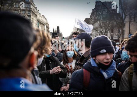 ©THOMAS PADILLA/MAXPPP - 20/02/2021 ; PARIS, FRANCE ; RASSEMBLEMENT EN SOUTIEN AU GROUPE D' EXTREME DROITE GENERATION IDENTITAIRE VICE PAR UNE PROCEDURE DE SCIOGLIMENTO. Membri e sostenitori del gruppo di estrema destra Generation Identitaire durante una protesta contro la sua potenziale dissoluzione a Parigi il 20 febbraio 2021. Foto Stock