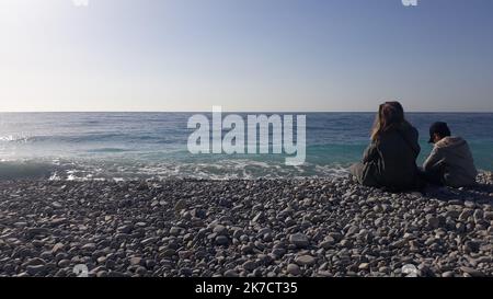 ©B. ROMANKIEWICZ/MAXPPP - NICE 21/02/2021 Premier week END de vacances pour Nice et la zone B avec la menace d'un confinement ou d'autres restrictions liées à un très Fort taux de covid dans les Alpes-Maritimes. La plage et du beau temps. Nizza, Francia, 21st 2021 febbraio primo fine settimana di vacanza per Nizza e 'zona B' con la minaccia di un nuovo blocco o altre restrizioni legate ad un tasso molto elevato di covid-19 nelle Alpi Marittime. Gli abitanti di Nizza godono della spiaggia e del bel tempo. Foto Stock