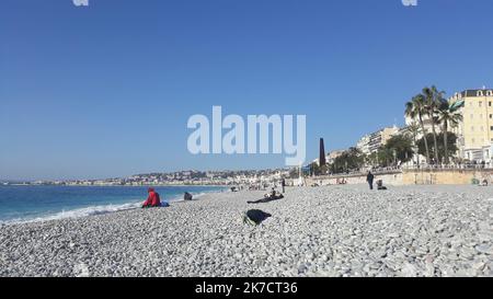 ©B. ROMANKIEWICZ/MAXPPP - NICE 21/02/2021 Premier week END de vacances pour Nice et la zone B avec la menace d'un confinement ou d'autres restrictions liées à un très Fort taux de covid dans les Alpes-Maritimes. La plage et du beau temps. Nizza, Francia, 21st 2021 febbraio primo fine settimana di vacanza per Nizza e 'zona B' con la minaccia di un nuovo blocco o altre restrizioni legate ad un tasso molto elevato di covid-19 nelle Alpi Marittime. Gli abitanti di Nizza godono della spiaggia e del bel tempo. Foto Stock