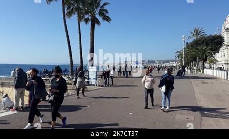 ©B. ROMANKIEWICZ/MAXPPP - NICE 21/02/2021 Premier week END de vacances pour Nice et la zone B avec la menace d'un confinement ou d'autres restrictions liées à un très Fort taux de covid dans les Alpes-Maritimes. La plage et du beau temps. Nizza, Francia, 21st 2021 febbraio primo fine settimana di vacanza per Nizza e 'zona B' con la minaccia di un nuovo blocco o altre restrizioni legate ad un tasso molto elevato di covid-19 nelle Alpi Marittime. Gli abitanti di Nizza godono della spiaggia e del bel tempo. Foto Stock