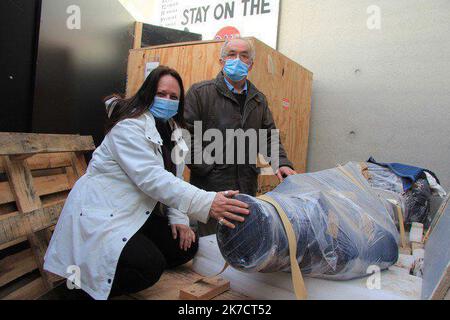 ©PHOTOPQR/OUEST FRANCE/EMILIE MICHEL ; ; ; ; Valérie Prehoda, Franco-Américaine installée à Utah, et Charles de Vallavieille, maire de Sainte-Marie-du-Mont, présentent pour la première fois le « Lone Sailor ». Encore emballée, la statua arrivée en avril 2020 est conservée à l’abri des regards, derrière des panneaux d’exposition du musée d’Utah Beach. Francia, Utah Beach museo, 2021 febbraio donato dagli americani, la statua di $ 400.000 rimane nascosta in Normandia a causa del Covid-19 lo chiamiamo Lone Sailor, il 'Lone Sailor'. Egli è una figura simbolica molto importante per la Marina degli Stati Uniti e ci sono un Foto Stock