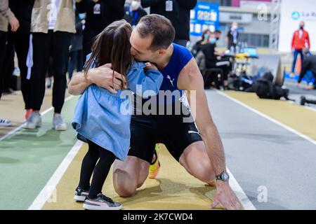 ©PHOTOPQR/LA MONTAGNE/Richard BRUNEL ; ; 27/02/2021 ; All Star Perche 2021,Renaud Lavillenie passe 6,06 metri, joie avec sa fille, Aubiere le 27/02/2021 Foto R Brunel All Star Perche International indoor pole vaulting athletics meeting presso lo stadio Jean Pellez di Aubiere, vicino Clermont-Ferrand, Francia centrale, il 27 febbraio 2021. Foto Stock