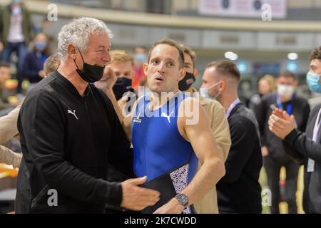 ©PHOTOPQR/LA MONTAGNE/Richard BRUNEL ; ; 27/02/2021 ; All Star Perche 2021,Renaud Lavillenie passe 6,06 metri, avec Philippe d'Encausse, ubiere le 27/02/2021 Photo R Brunel All Star Perche International indoor pole vaulting athletics meeting presso lo stadio Jean Pellez di Aubiere, vicino a Clermont-Ferron, 27 febbraio 2021, Francia centrale. Foto Stock