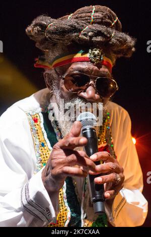 ©Michael Bunel / le Pictorium/MAXPPP - Michael Bunel / le Pictorium - 20/07/2014 - Francia / Parigi - Neville o'Riley Livingston, Plus connu sous le nom de Bunny Wailer sur la scene du cabaret sauvage, ne le 10 avril 1947 a Kingston, est un auteur-compositeur-interprete jamaicain. Wiler est l'un des membres fondateurs du groupe The Wailers, avec Bob Marley et Peter Tosh. Il chante, compose, et joue des percussioni nyabinghi. Il quitte le groupe des Wailers en 1974, afin de poursuivre une carriere solo. / 20/07/2014 - Francia / Parigi - Neville o'Riley Livingston, meglio conosciuto come Bunny Wailer su t Foto Stock