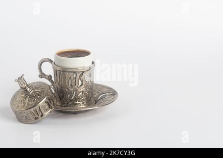 caffè turco isolato su sfondo bianco, caffè tradizionale che serve tazza Foto Stock