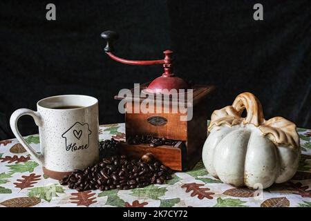 Antica macina caffè bianco su una superficie di legno Foto stock