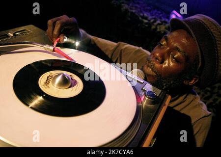 ©Michael Bunel / le Pictorium/MAXPPP - Michael Bunel / le Pictorium - 29/05/2011 - Francia - Joseph Smith, connu sous le nom de scene Aba Shanti-i, est un operateur de sound system et producteur britannique. E dans le noisme de l'hackney, l'est specialiste de dub et de reggae. Il participe au carnaval de Notting Hill depuis 1993 et a ete laureat du prix du disc jockey, decerne par DJ Magazine. 29 maggio 2011. Parigi, Francia. / 29/05/2011 - Francia - Joseph Smith, noto come lo stadio Aba Shanti-i, è un operatore e produttore britannico di sistemi sonori. Nato nel quartiere londinese di Hackney, è Foto Stock