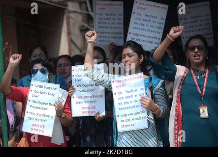 ©Abhisek Saha / le Pictorium/MAXPPP - Abhisek Saha / le Pictorium - 16/3/2021 - Inde / Tripura / Agartala - Au deuxieme jour de la manifestation, des employes de banque protestent contre le projet de privatisation de deux banques du secteur public, En portant des masques et des inscriptions contre la privatisation des banques, a Agartala. / 16/3/2021 - India / Tripura / Agartala - il secondo giorno della protesta, gli impiegati delle banche protestano contro la proposta di privatizzazione di due banche del settore pubblico, con maschere, scritte contro la privatizzazione delle banche , ad Agartala Foto Stock