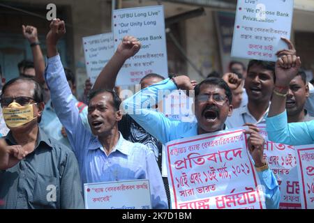 ©Abhisek Saha / le Pictorium/MAXPPP - Abhisek Saha / le Pictorium - 16/3/2021 - Inde / Tripura / Agartala - Au deuxieme jour de la manifestation, des employes de banque protestent contre le projet de privatisation de deux banques du secteur public, En portant des masques et des inscriptions contre la privatisation des banques, a Agartala. / 16/3/2021 - India / Tripura / Agartala - il secondo giorno della protesta, gli impiegati delle banche protestano contro la proposta di privatizzazione di due banche del settore pubblico, con maschere, scritte contro la privatizzazione delle banche , ad Agartala Foto Stock
