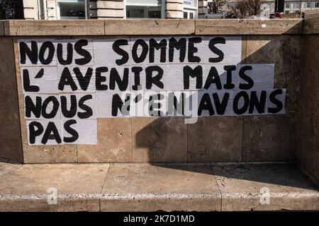 ©Sadak Souici / le Pictorium/MAXPPP - Sadak Souici / le Pictorium - 19/3/2021 - Francia / Ile-de-France / Parigi - deux ans jour pour jour apres la marche pour le climat qui a reuni des milliers de personnes dans les rues de Paris, Une nouvelle mobilement est organisee par Youth for Climate et aussi contre la precarite etudiante a Paris. / 19/3/2021 - Francia / Ile-de-France (regione) / Parigi - due anni dopo la marcia sul clima che ha riunito migliaia di persone nelle strade di Parigi, una nuova mobilitazione è organizzata da Gioventù per il clima e anche contro l'insicurezza degli studenti a Parigi. Foto Stock