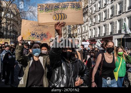 ©Sadak Souici / le Pictorium/MAXPPP - Sadak Souici / le Pictorium - 19/3/2021 - Francia / Ile-de-France / Parigi - deux ans jour pour jour apres la marche pour le climat qui a reuni des milliers de personnes dans les rues de Paris, Une nouvelle mobilement est organisee par Youth for Climate et aussi contre la precarite etudiante a Paris. / 19/3/2021 - Francia / Ile-de-France (regione) / Parigi - due anni dopo la marcia sul clima che ha riunito migliaia di persone nelle strade di Parigi, una nuova mobilitazione è organizzata da Gioventù per il clima e anche contro l'insicurezza degli studenti a Parigi. Foto Stock