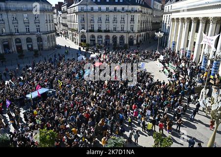 ©PHOTOPQR/OUEST FRANCE/Franck Dubray ; Nantes ; 19/03/2021 ; Marche de la jeunesse pour le climat dans le centre ville de Nantes. (Foto Franck Dubray) marcia giovanile per il clima nel centro di Nantes il 19 marzo 2021 Foto Stock