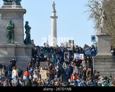 ©PHOTOPQR/OUEST FRANCE/Franck Dubray ; Nantes ; 19/03/2021 ; Marche de la jeunesse pour le climat dans le centre ville de Nantes. (Foto Franck Dubray) marcia giovanile per il clima nel centro di Nantes il 19 marzo 2021 Foto Stock