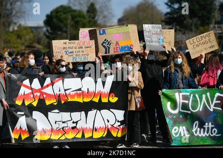 ©PHOTOPQR/OUEST FRANCE/Franck Dubray ; Nantes ; 19/03/2021 ; Marche de la jeunesse pour le climat dans le centre ville de Nantes. (Foto Franck Dubray) marcia giovanile per il clima nel centro di Nantes il 19 marzo 2021 Foto Stock