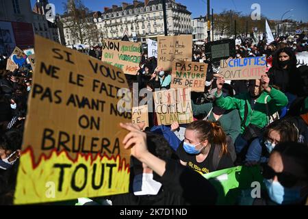 ©PHOTOPQR/OUEST FRANCE/Franck Dubray ; Nantes ; 19/03/2021 ; Marche de la jeunesse pour le climat dans le centre ville de Nantes. (Foto Franck Dubray) marcia giovanile per il clima nel centro di Nantes il 19 marzo 2021 Foto Stock