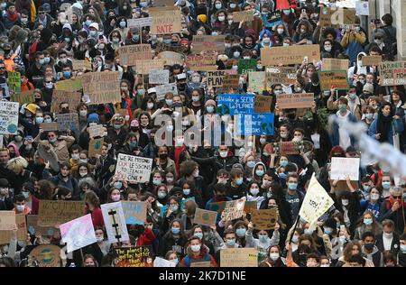 ©PHOTOPQR/OUEST FRANCE/Franck Dubray ; Nantes ; 19/03/2021 ; Marche de la jeunesse pour le climat dans le centre ville de Nantes. (Foto Franck Dubray) marcia giovanile per il clima nel centro di Nantes il 19 marzo 2021 Foto Stock